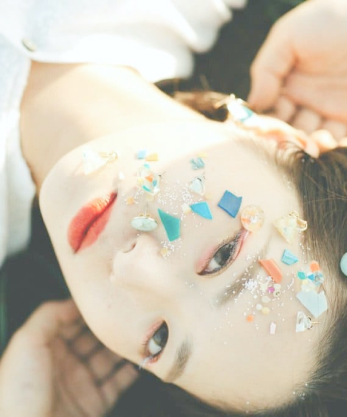 カメラを見つめる女性の画像